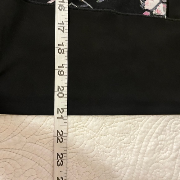 Loggia Black & Print Colorblock poly/Spandex Boxy Crew Top, size Medium - Picture 9 of 9